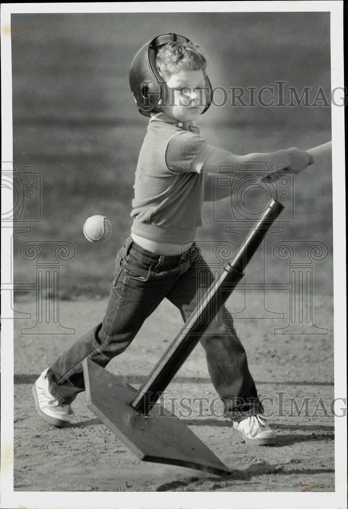 1988 Press Photo Joey Zebrowski plays tee ball at the YMCA. - sys15961 - Historic Images