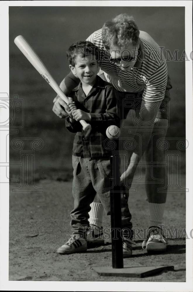 1988 Press Photo Chuck Lentz helps Jeffrey Fontanella in tee ball practice. - Historic Images