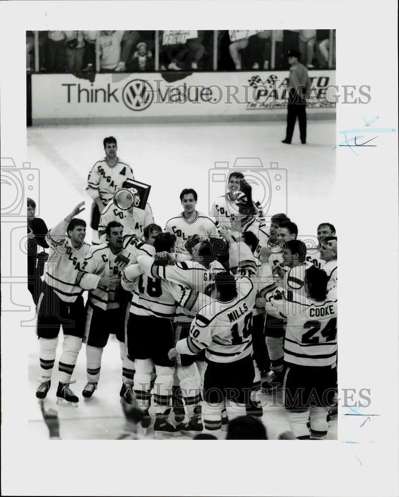 1990 Press Photo Colgate University hockey players celebrate in Boston Garden. - Historic Images