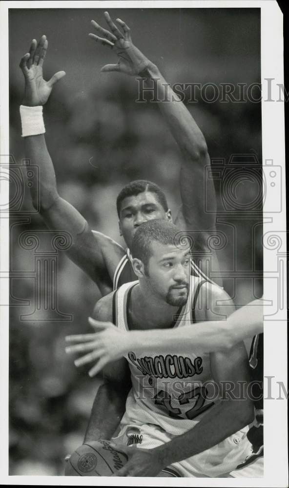 1985 Press Photo Rodney Walker, Daryl Mackey in college basketball game action. - Historic Images