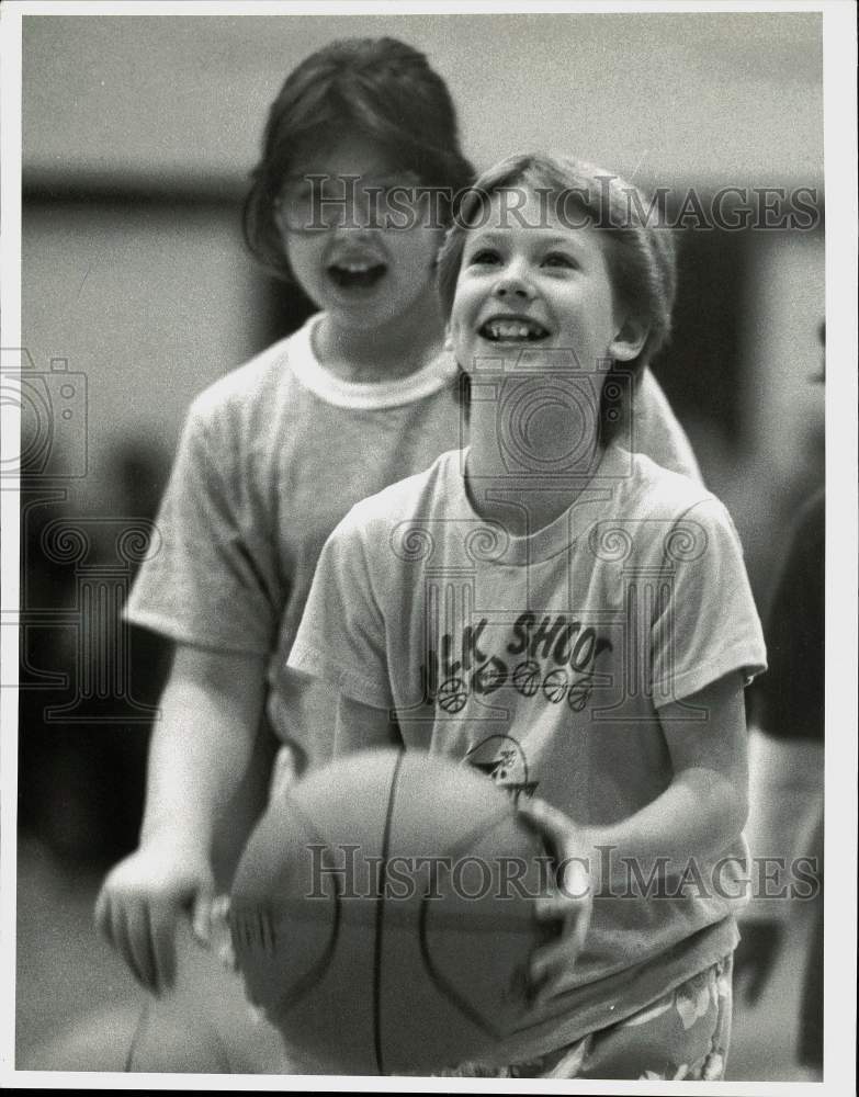 1987 Press Photo Valerie Vincent and Renee DiSorbo at Milk Shoot Foul Contest.- Historic Images