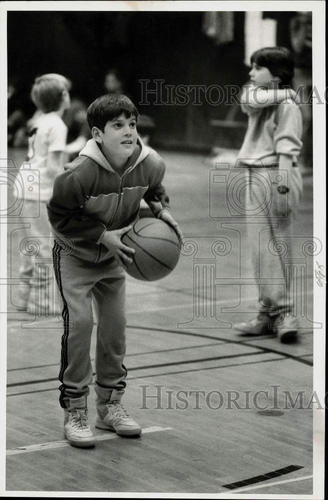 1987 Press Photo Nine-year-old Brian Wright prepares to shoot basketball - Historic Images