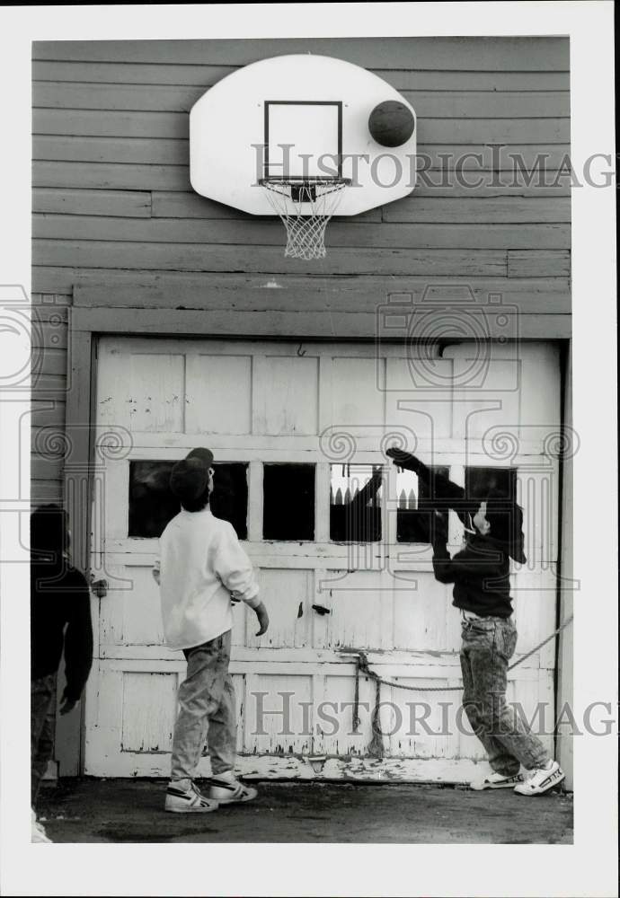 1990 Press Photo Watertown youngsters shoot basketball at St. Mary Street home.- Historic Images