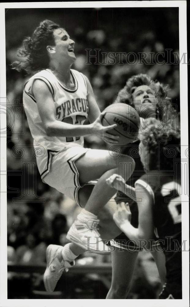 Press Photo Sue Ludwig of Syracuse University flies toward basketball hoop. - Historic Images