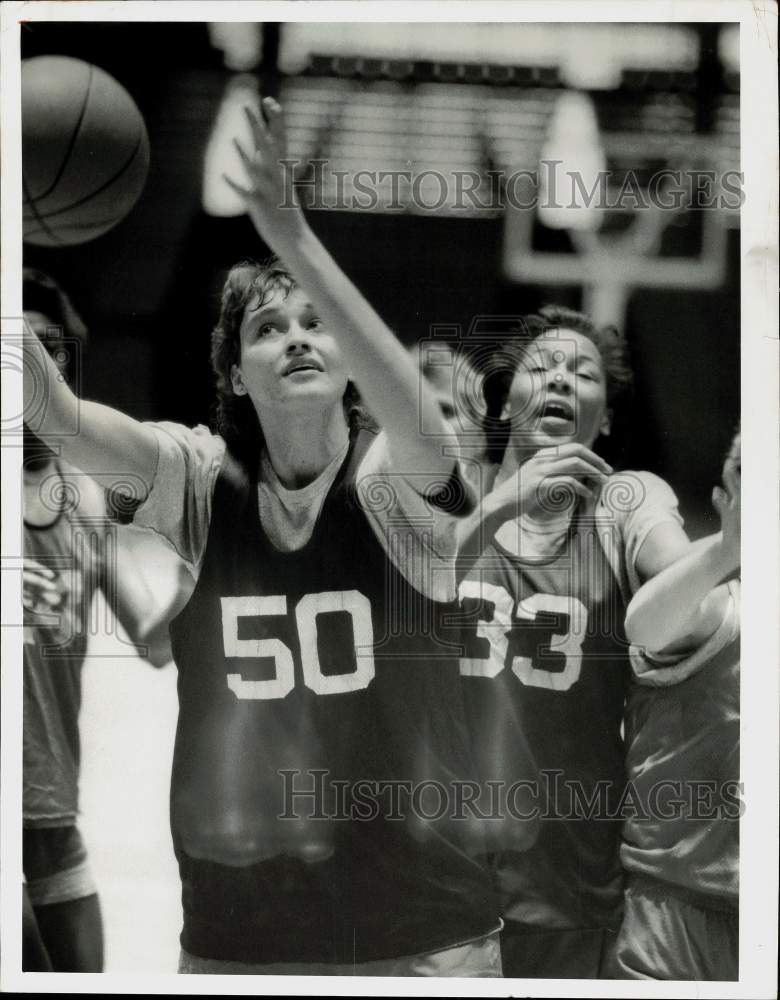 1984 Press Photo Syracuse basketball players Bonnie Baker and Felisha Legette.- Historic Images