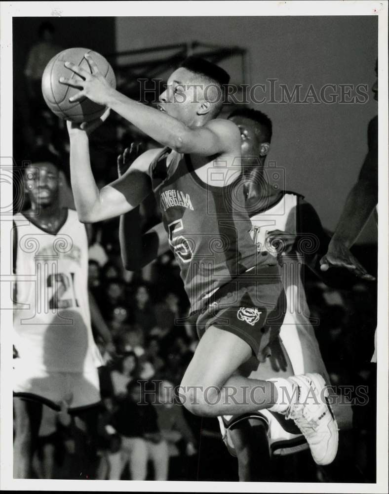 1990 Press Photo Craig Caldwell drives for shot, basketball game vs. Fowler High- Historic Images