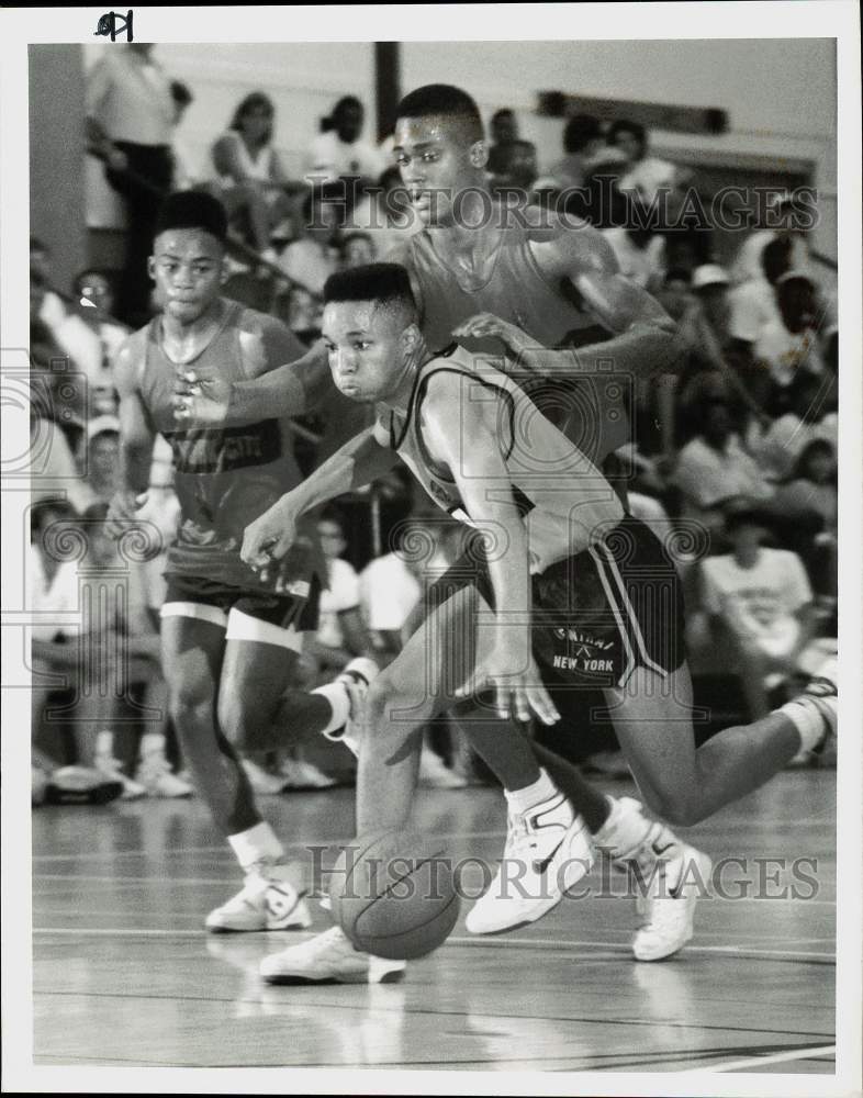 1989 Press Photo Craig Caldwell cruises past opponent at Ithaca High School. - Historic Images