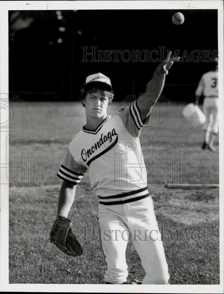 1982 Press Photo Onondaga baseball player Gary Delaney throws the ball. - Historic Images