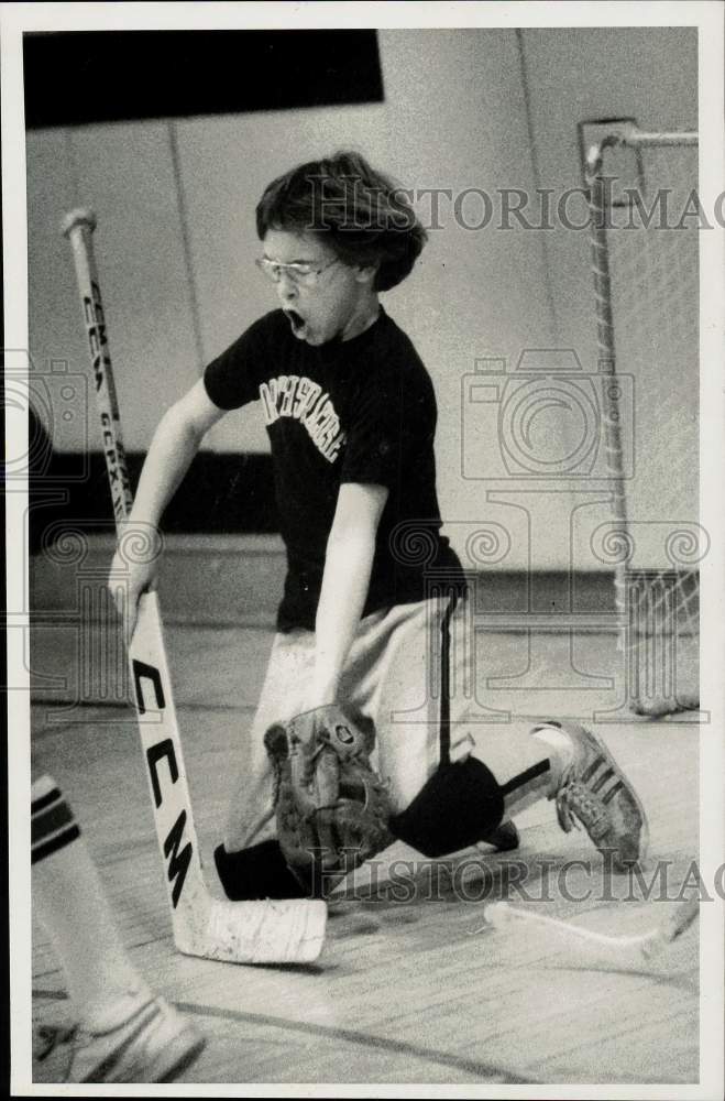 1985 Press Photo Jim Mento of North Syracuse makes stop during floor hockey game - Historic Images