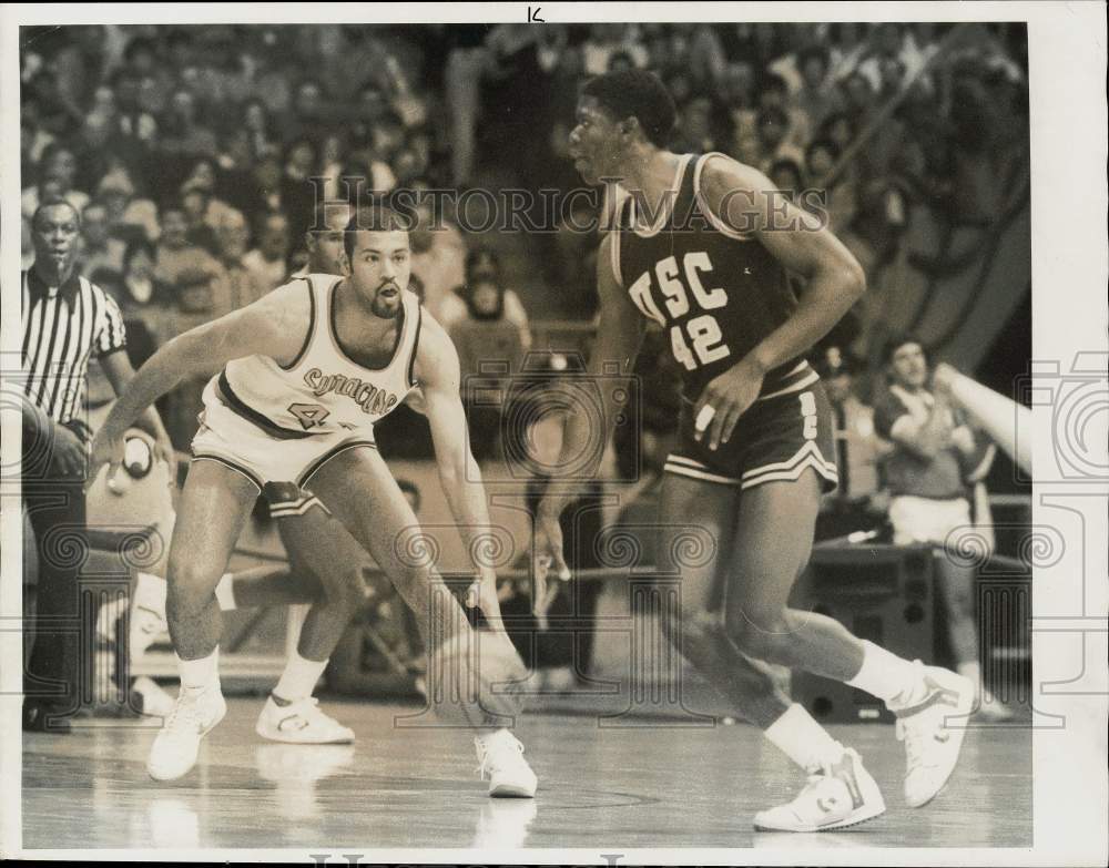1985 Press Photo Syracuse's Rodney Walker defends against Derrick Dowell of USC.- Historic Images