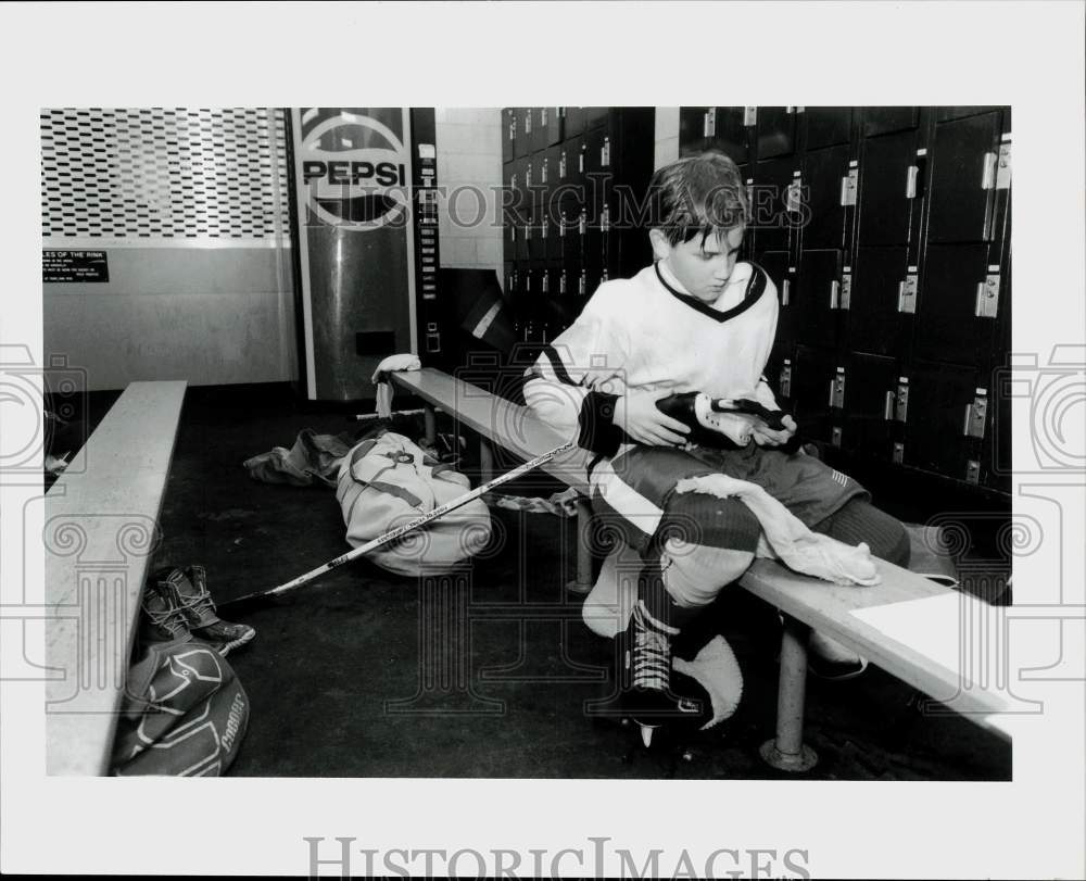 1990 Press Photo Jeff Harris of Cortland checks gear at Pee Wee hockey practice. - Historic Images