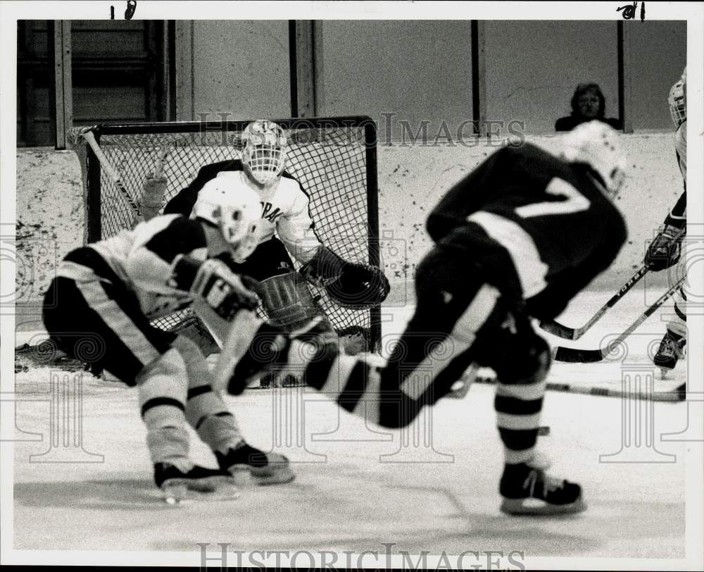 1989 Press Photo Watertown&#39;s Vic Leon shoots hockey puck at Meachem Field House - Historic Images