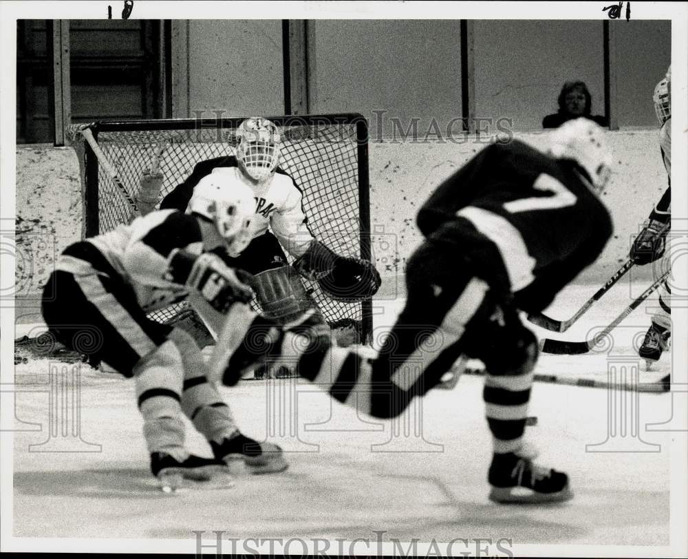 1989 Press Photo Watertown's Vic Leon shoots hockey puck at Meachem Field House - Historic Images