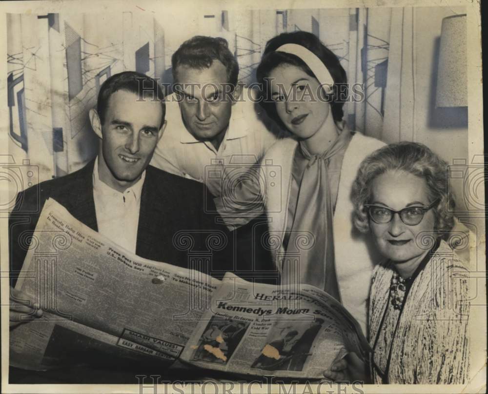 1963 Press Photo Syracuse Chiefs baseball player John Ryan with his family - Historic Images