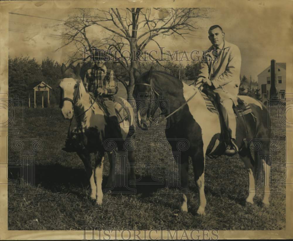 1960 Press Photo Alfred Fay leads reporter Jack Major to his first riding lesson - Historic Images