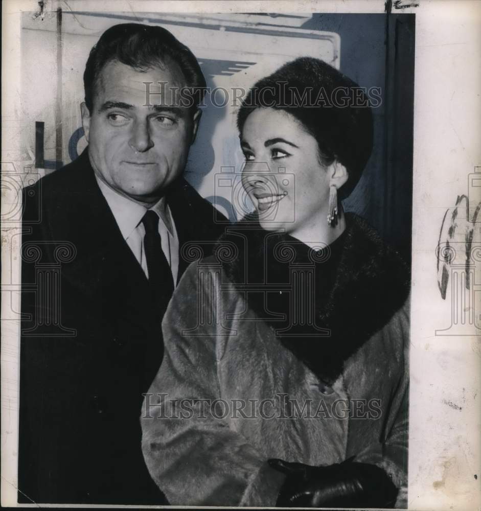 1958 Press Photo Actress Elizabeth Taylor with Husband Mike Todd in London- Historic Images