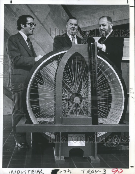 1975 Press Photo Troy Bicentennial Commission meets at City Hall, New York - Historic Images