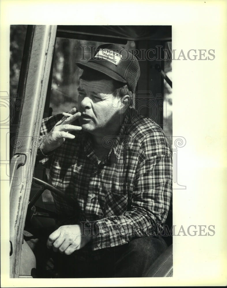 1987 Alan Grout takes break at Golden Harvest Farms, Valatie, NY - Historic Images
