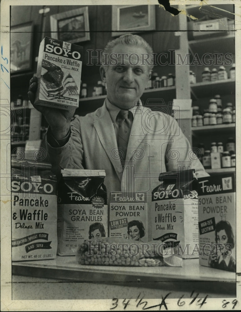 1971 Press Photo William Patton displays health food in his grocery - tua01085-Historic Images