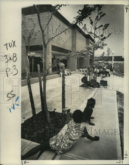 1974 Press Photo Children outside Whitney M. Young Health Center, Albany-Historic Images