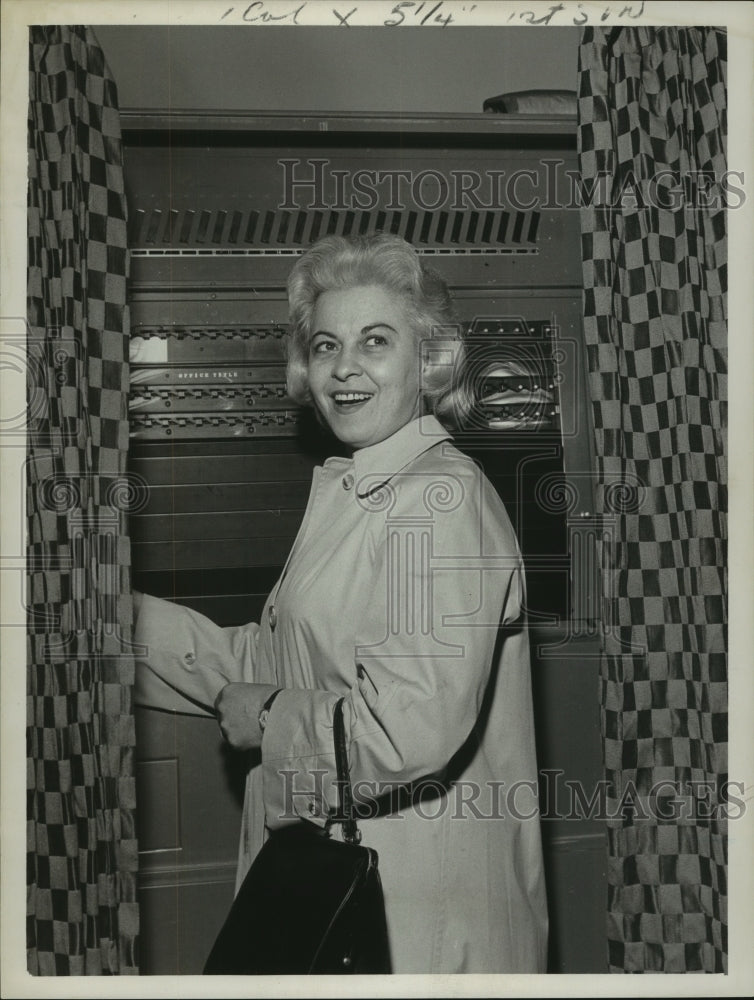 Press Photo Mrs. Katherine Yezzi voting at Loudonville, New York school- Historic Images
