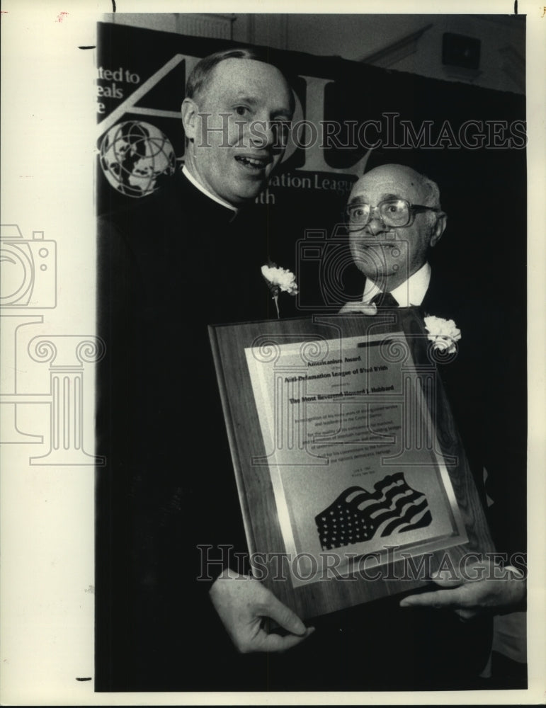 1989 Bishop Hubbard receives award from Rabbi Silverman, New York - Historic Images