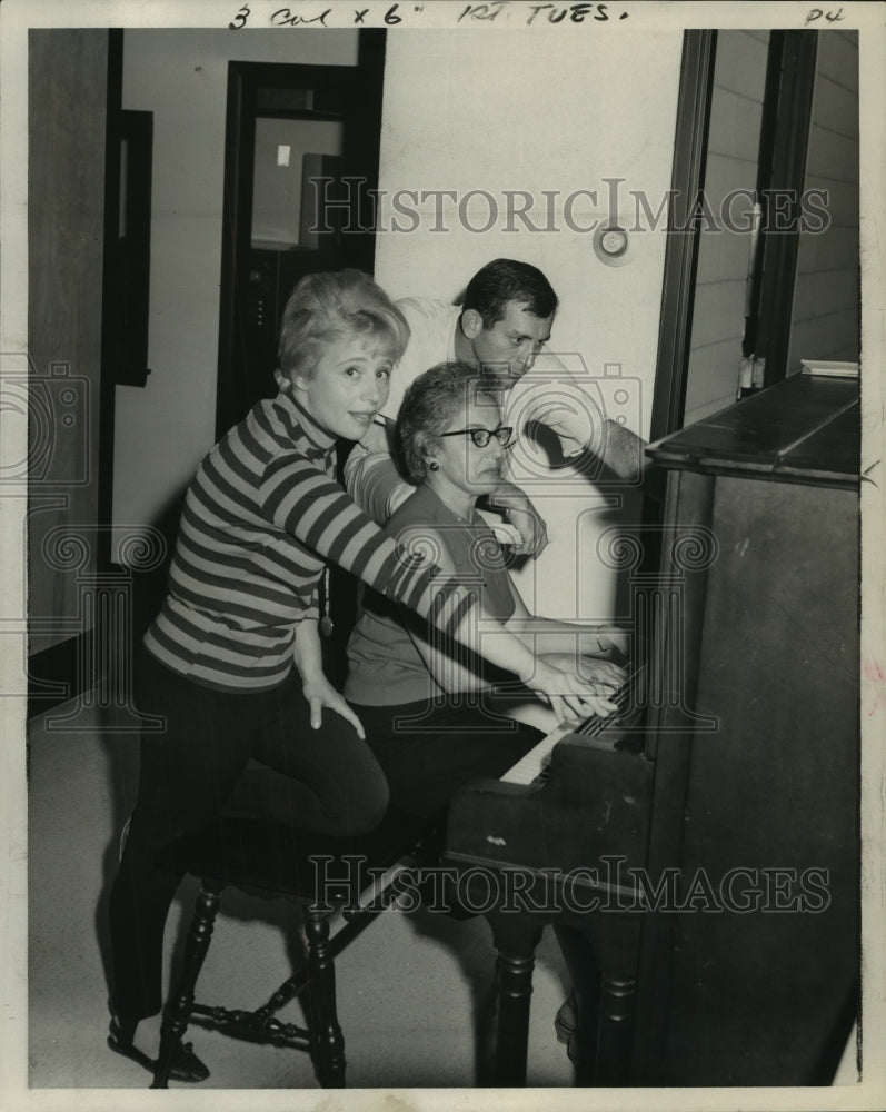 1966 Press Photo People gathered around a piano for a sing-along, New York-Historic Images