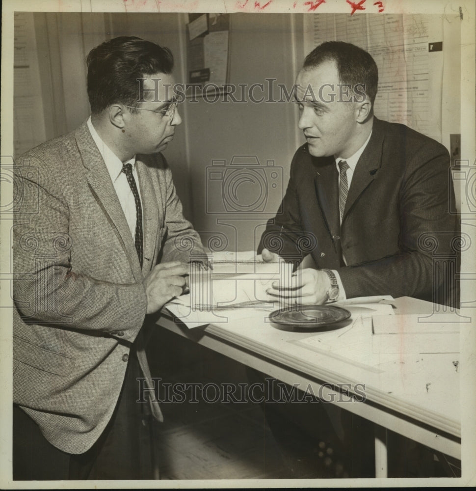 1962 Press Photo Joseph Scave discusses taxes with Revenue Agent Henry Wunsch-Historic Images