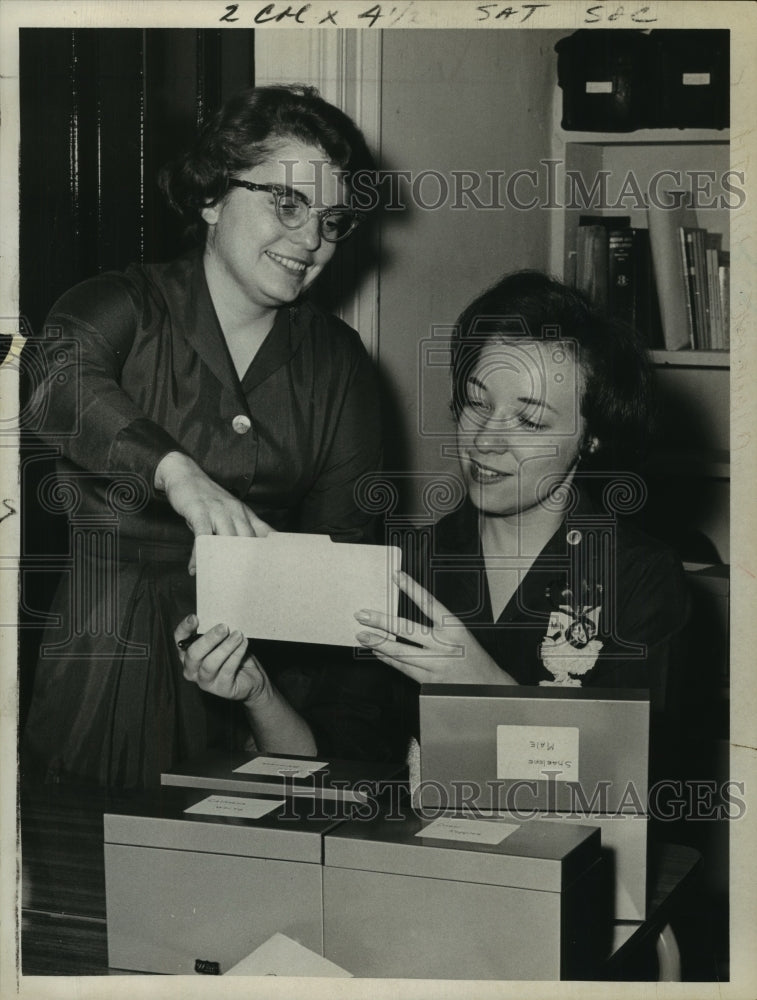 1967 Press Photo Caroline Wirth &amp; Susan Gerringer, Visiting Nurse Assoc., Albany-Historic Images