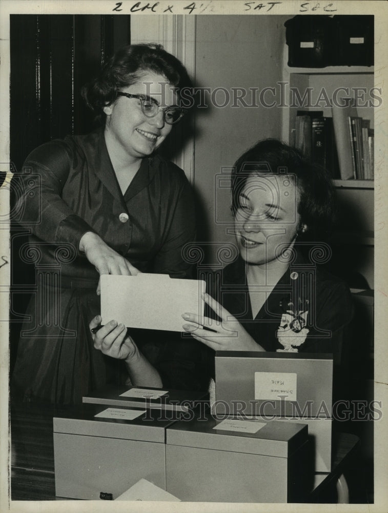 1967 Press Photo Caroline Wirth & Susan Gerringer, Visiting Nurse Assoc., Albany-Historic Images