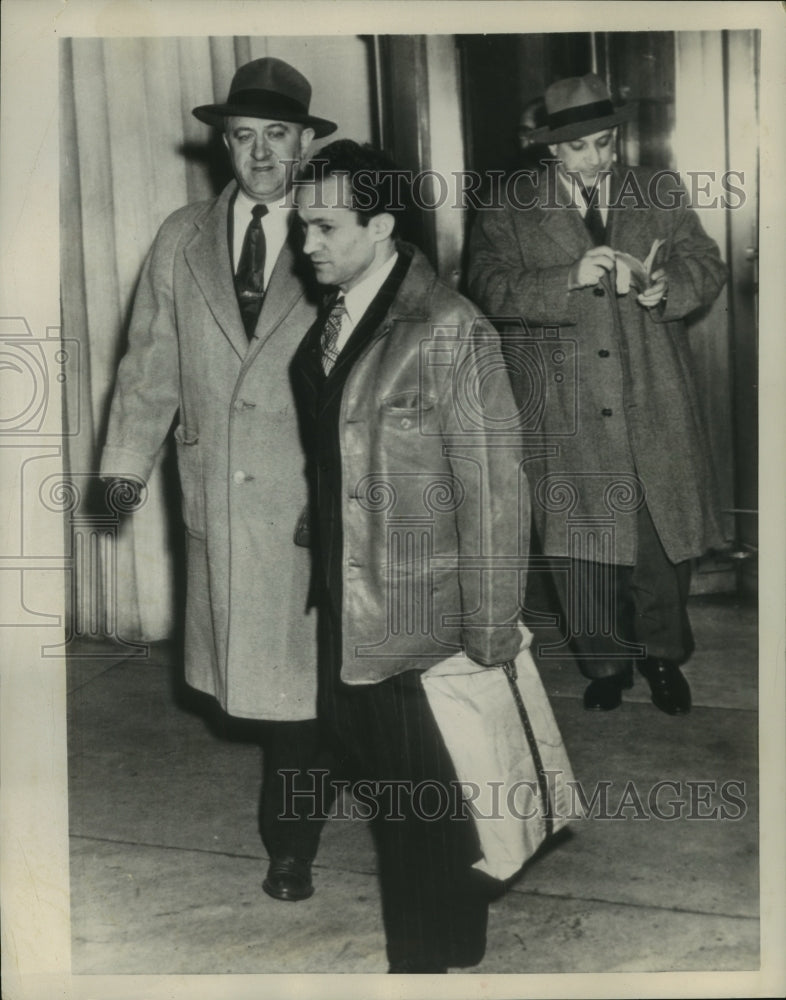 1951 Press Photo Convicted murderer Lewis Wolfe arrives at Albany, NY courthouse-Historic Images