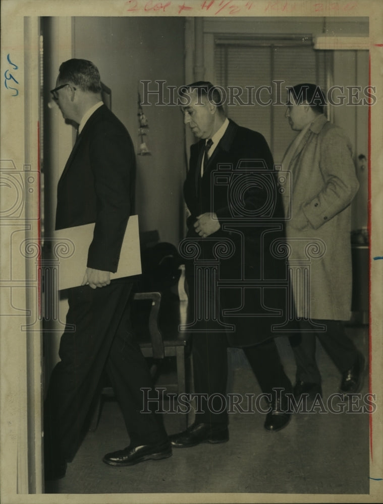 1964 Press Photo Yezzi brothers with lawer at New York Liquor Authority hearings-Historic Images