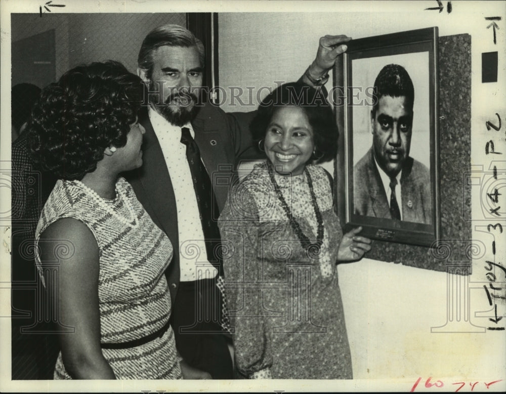 1975 Press Photo Mrs. Whitney Young visits Albany, New York Urban League staff - Historic Images