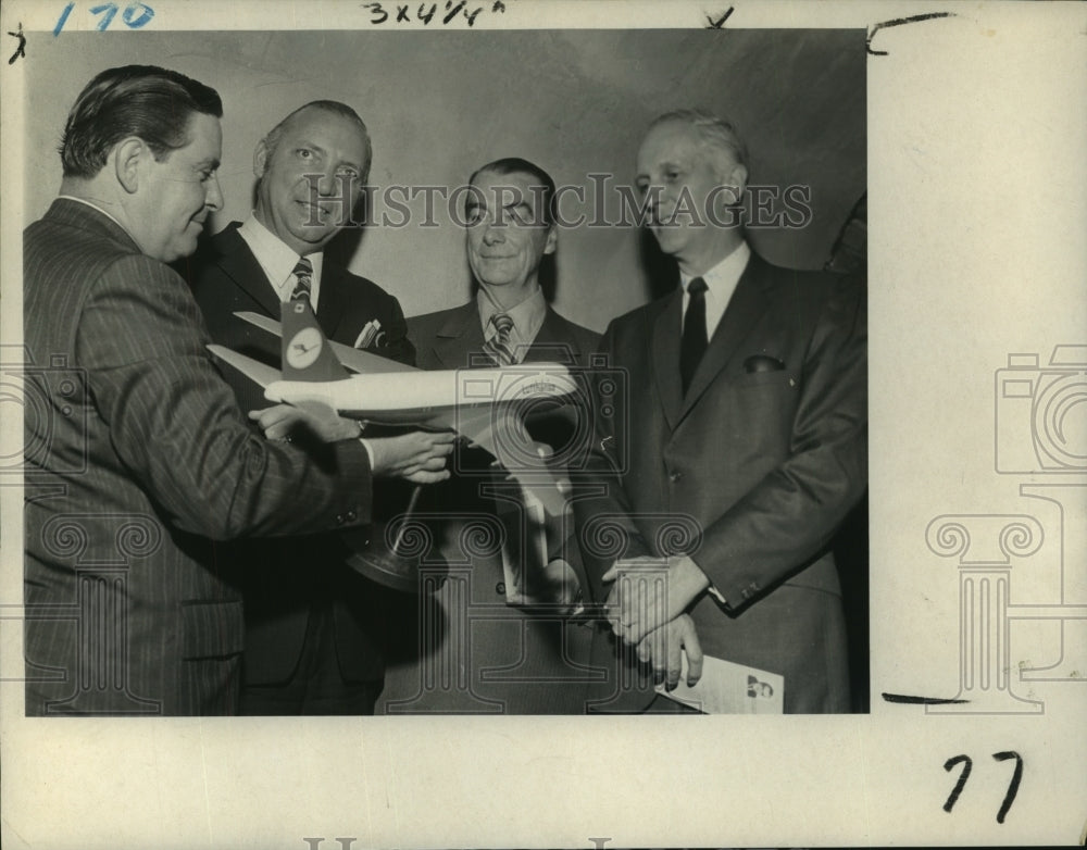 1971 Press Photo Four gentlemen examining a scale model of an airplane - Historic Images