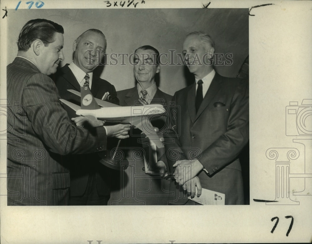 1971 Press Photo Four gentlemen examining a scale model of an airplane - Historic Images