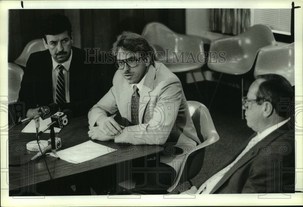 1990 Police and bank officials discuss bank robberies, Albany, NY - Historic Images