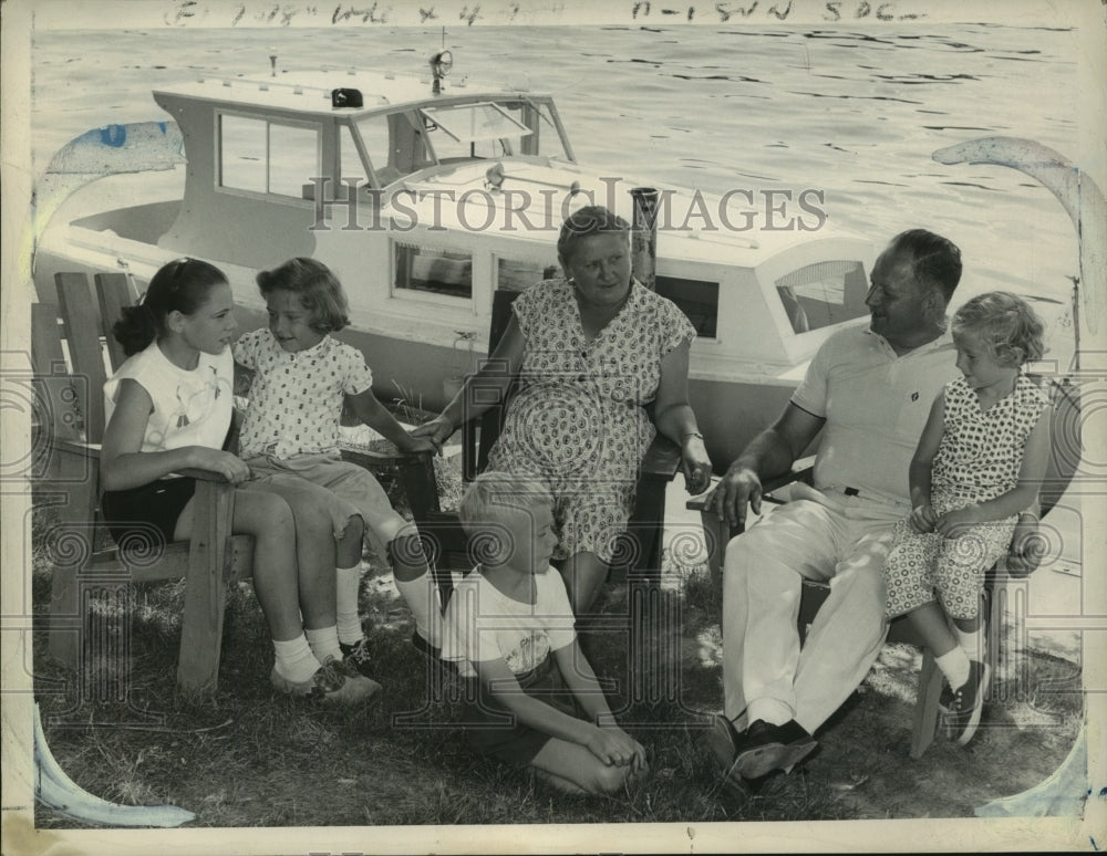 1972 Press Photo A family enjoying the day at Castleton, New York Boat Club-Historic Images