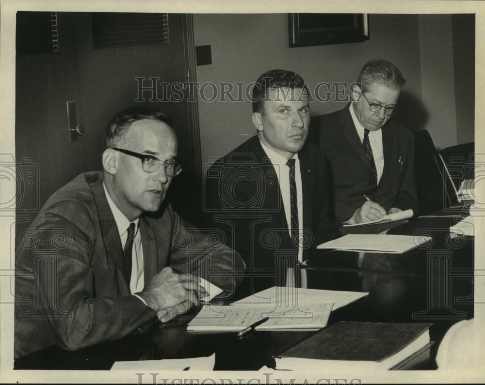 1965 Press Photo Rensselaer County, NY official Fred Wurtenberger at meeting-Historic Images