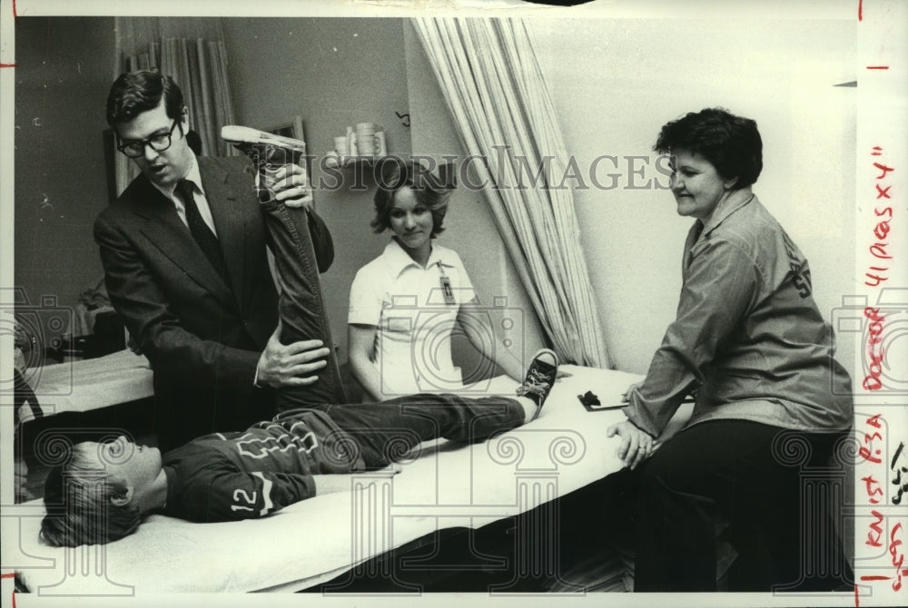 1980 Dr. Carl Wirth &amp; staff work on child&#39;s leg in Albany, New York - Historic Images