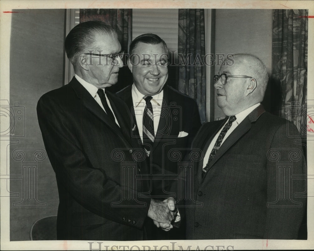 1967 Press Photo Arnold Wise pictured with others in New York - tua02326-Historic Images