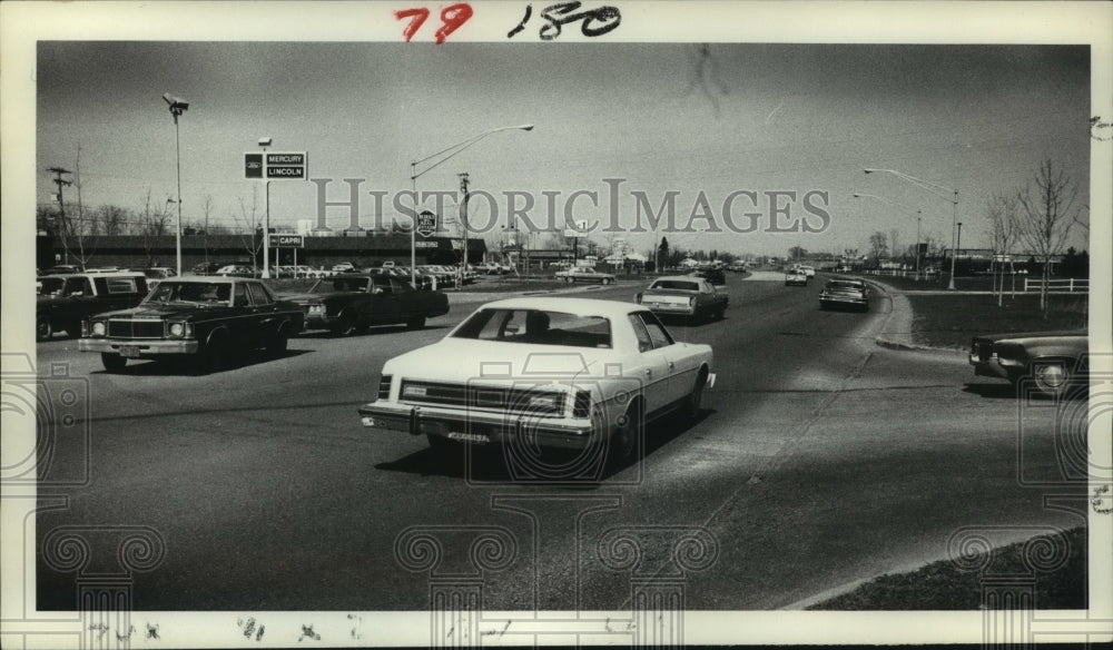 1979 Traffic passing Wolf Road Shoppers Park in Albany, New York - Historic Images