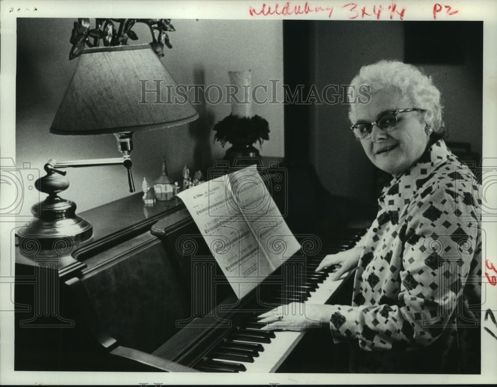 1977 Press Photo Guilderland, New York Town Clerk Mildred Wise playing piano- Historic Images
