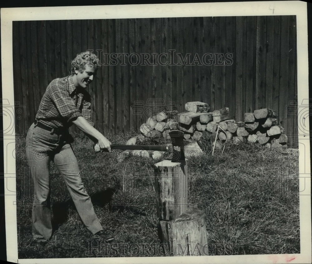 1976 Woman splitting logs on a New York farm - Historic Images