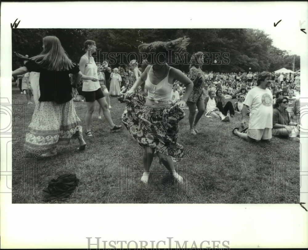 1994 Press Photo Audience dances and listens to outdoor concert in Saratoga, NY- Historic Images
