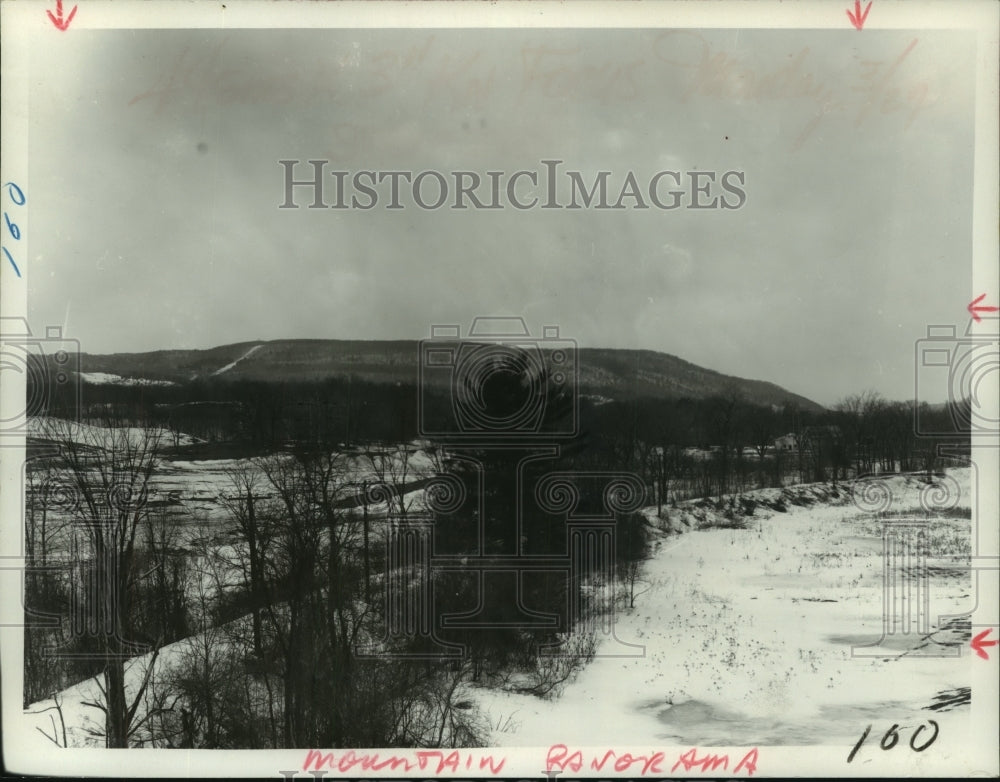 1972 Press Photo Platte Hill near the Mohawk River, Yantaputchaberg, New York - Historic Images