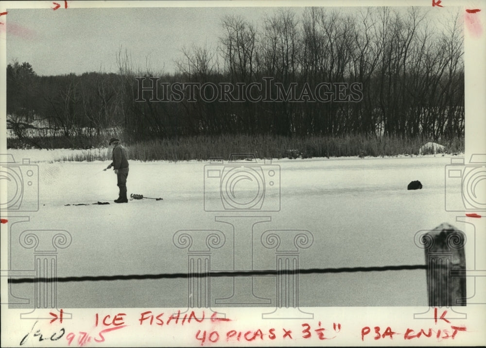 1977 Press Photo Ice fisherman on Watervliet Reservoir in Guilderland, New York - Historic Images