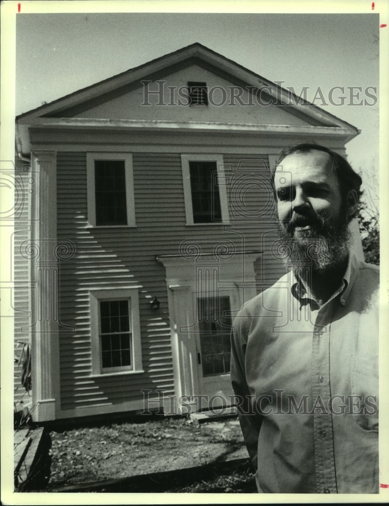 1991 Press Photo Author Hugh Howard outside an East Chatham, New York home - Historic Images