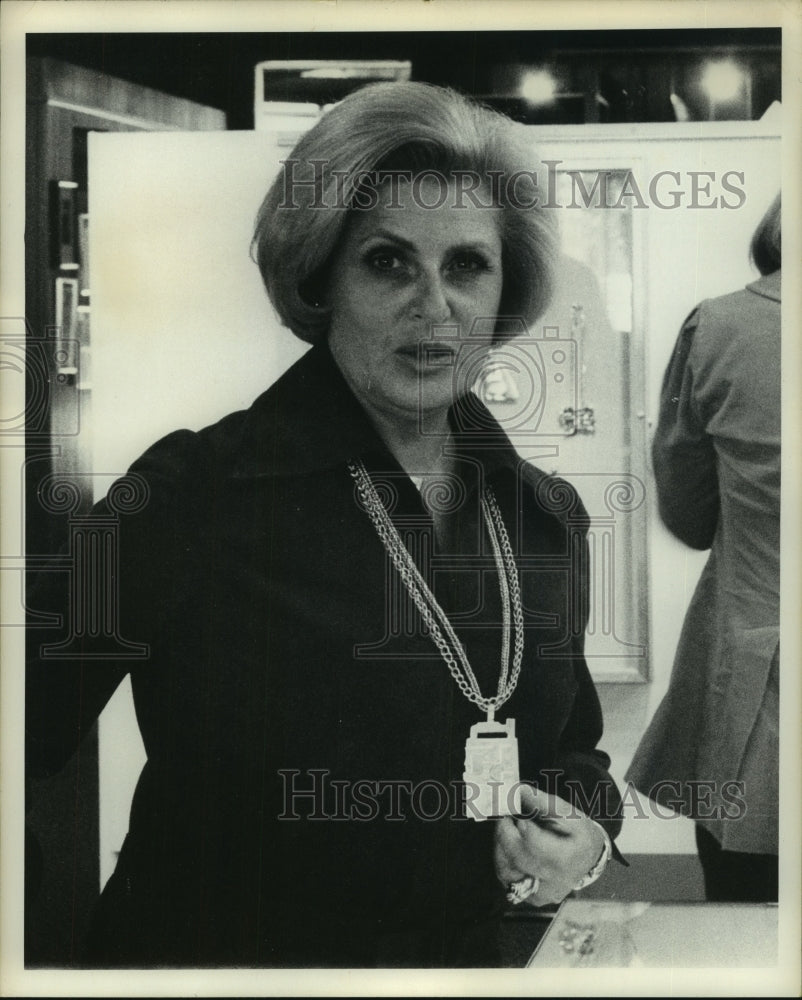 1974 Press Photo Beverly (Mrs. David) Yunich shows pendant she designed in NY-Historic Images