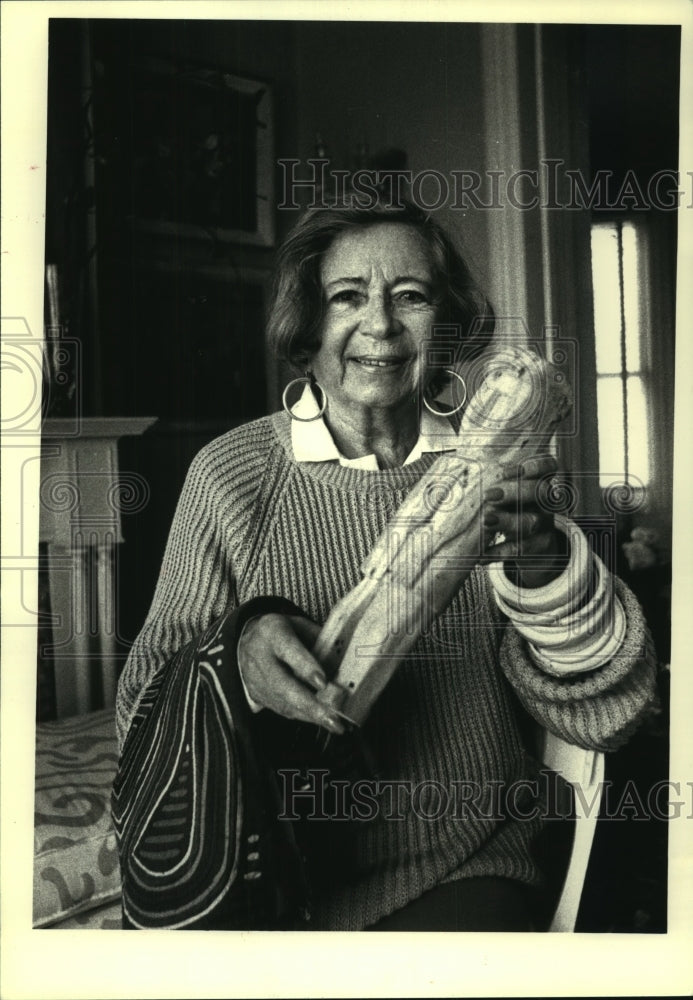 1988 Edith Bel Geddes with Latin American art collection, Hudson, NY - Historic Images