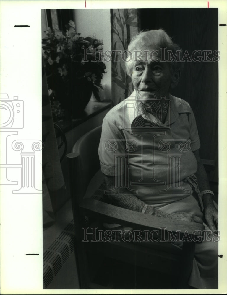 1989 Press Photo Sophie Geller at the Ann Lee Nursing Home in Colonie, New York - Historic Images